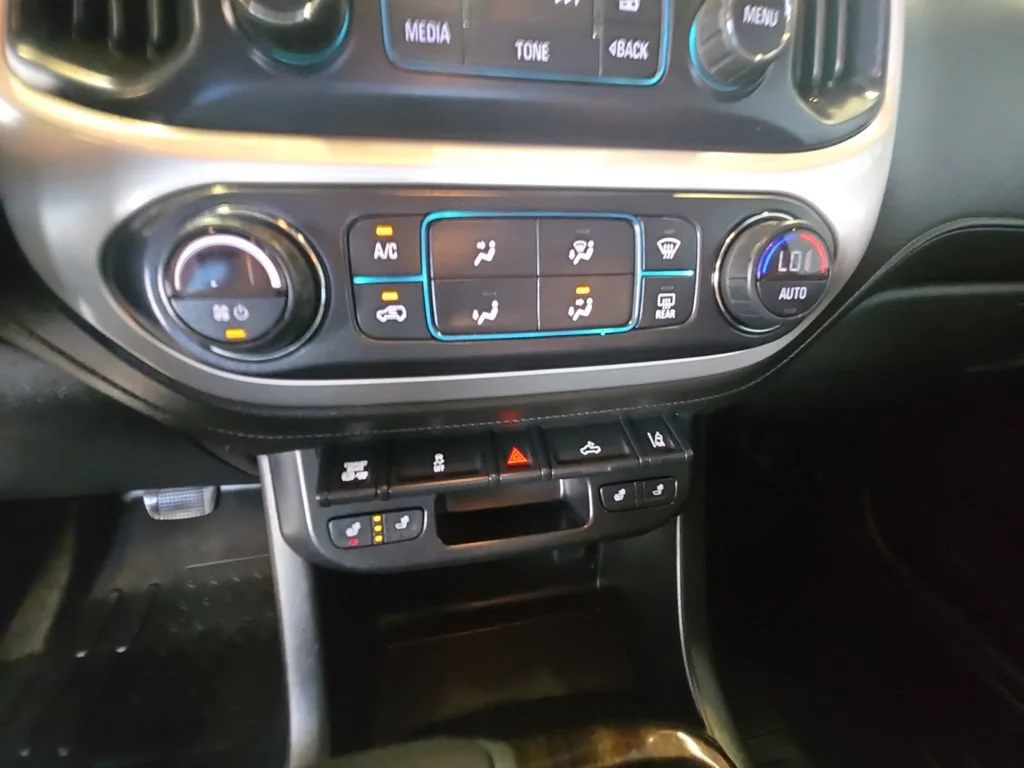Used 2018 SATIN STEEL METALLIC GMC 4WD SLT image 17