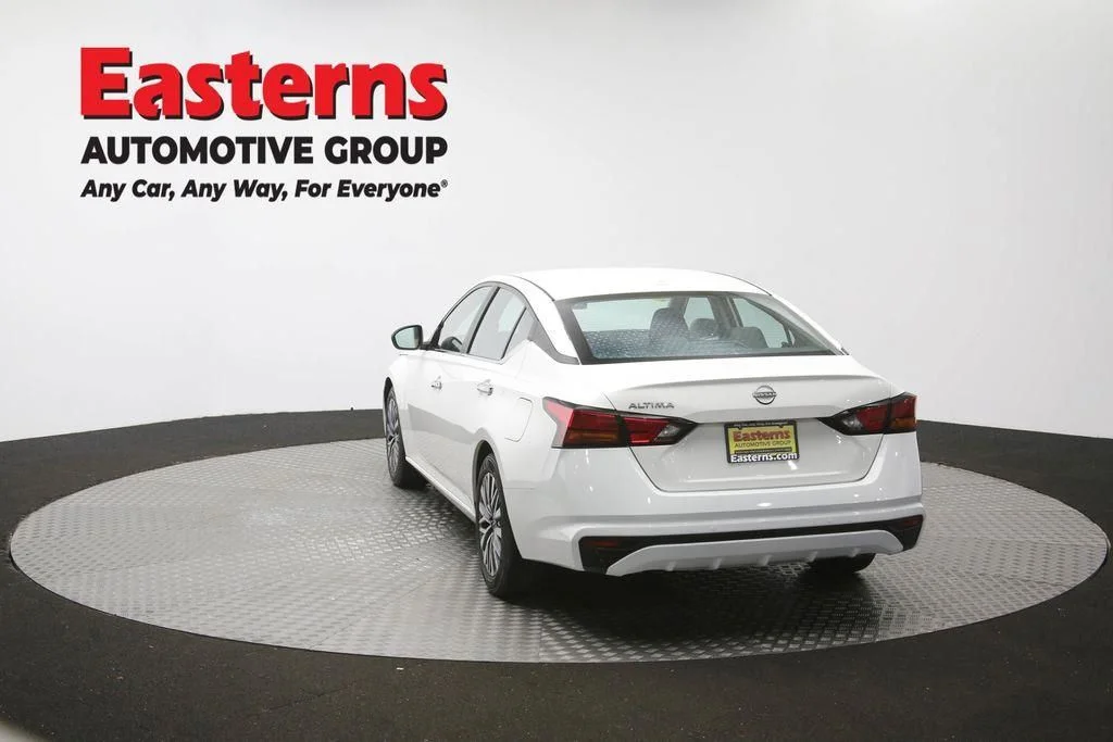 Used 2025 White Nissan 2.5 SV image 39