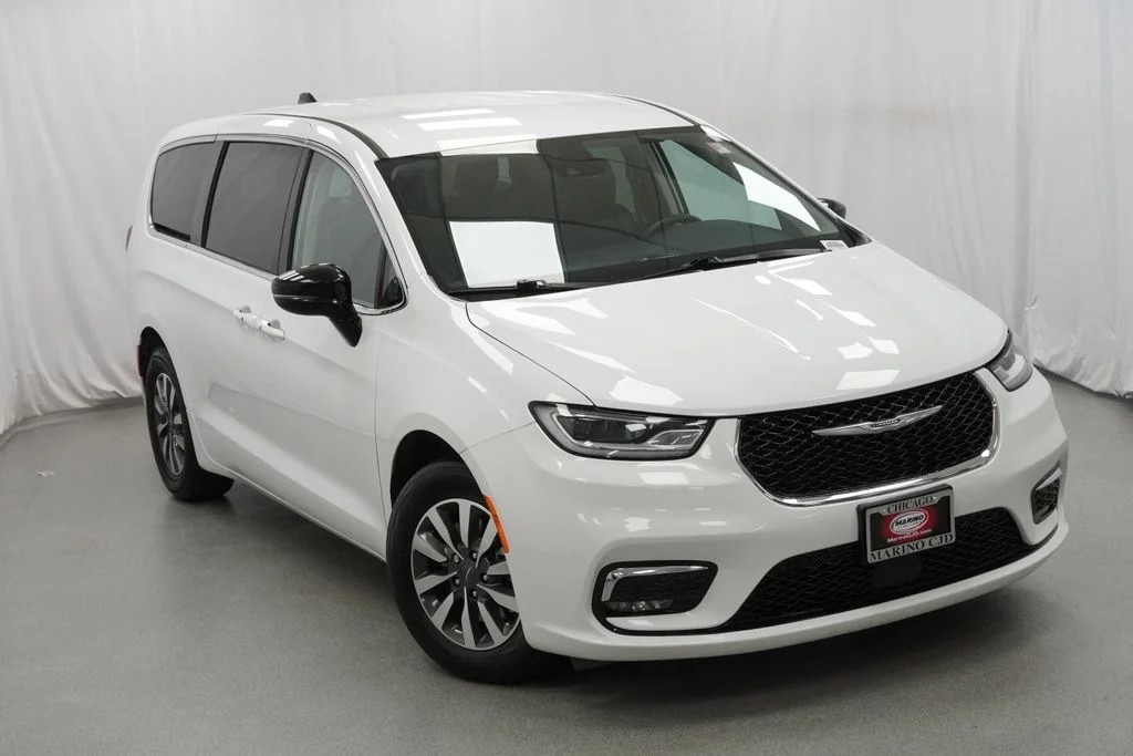 Used 2024 White Chrysler Select image 15