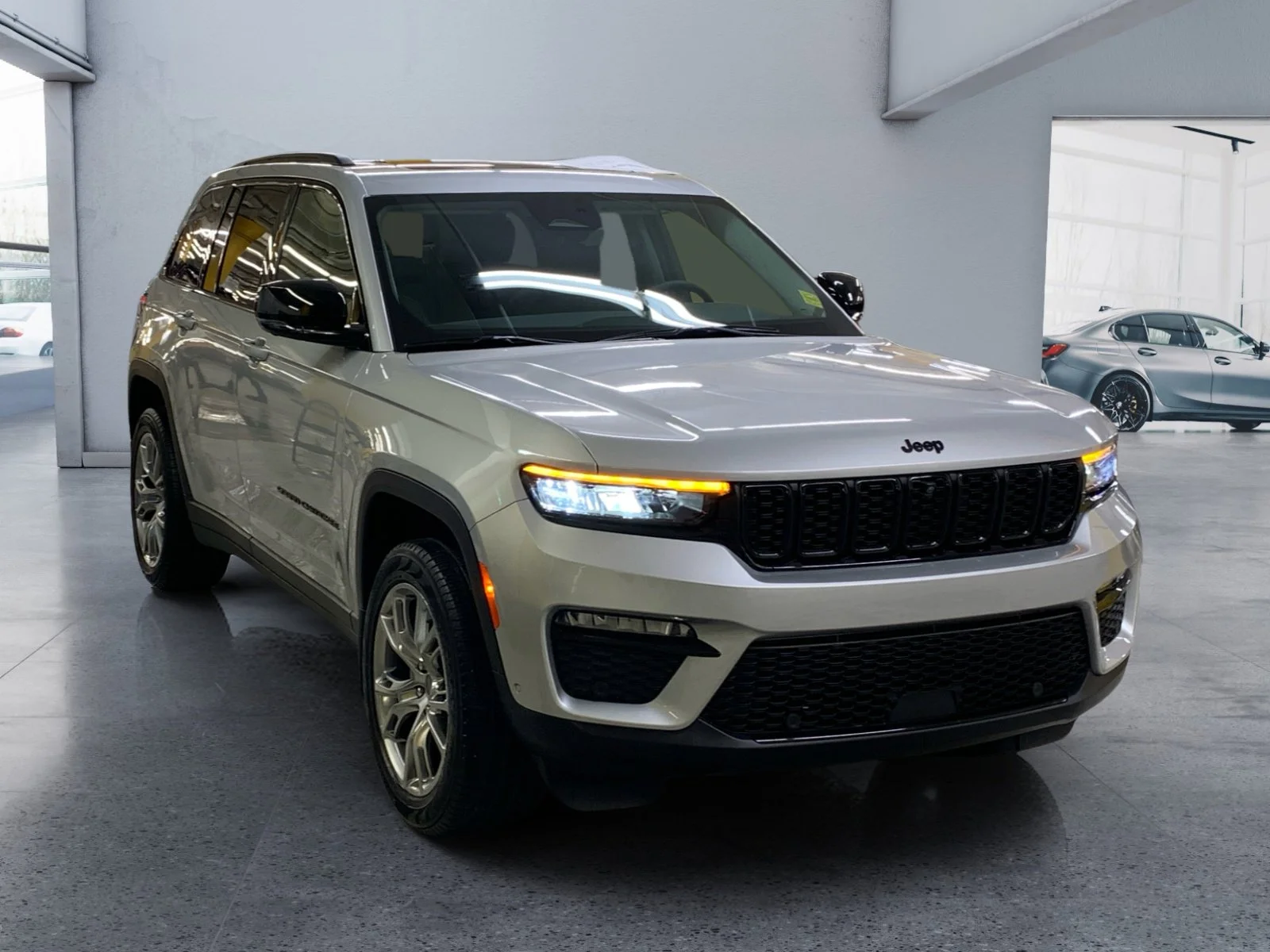 Used 2024 Silver Jeep Limited image 5