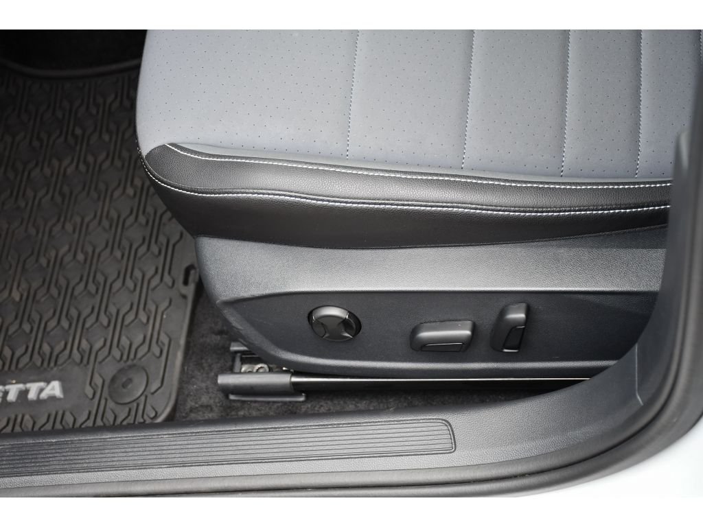 Used 2025 Opal White Pearl Volkswagen SE image 31
