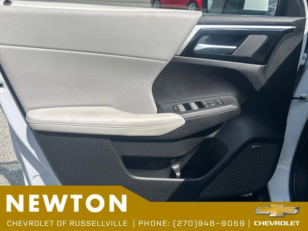 Used 2025  Mitsubishi SE image 8