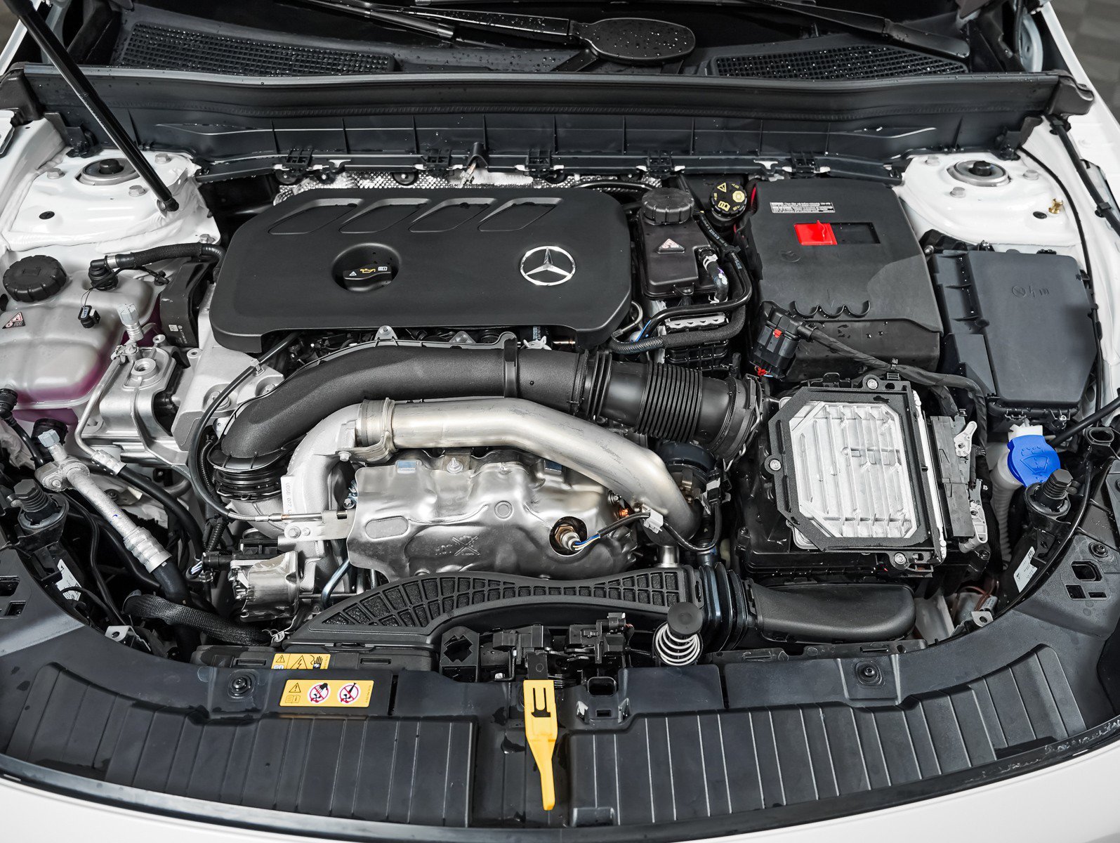 New 2026 Polar White Mercedes-Benz GLB 250 image 4