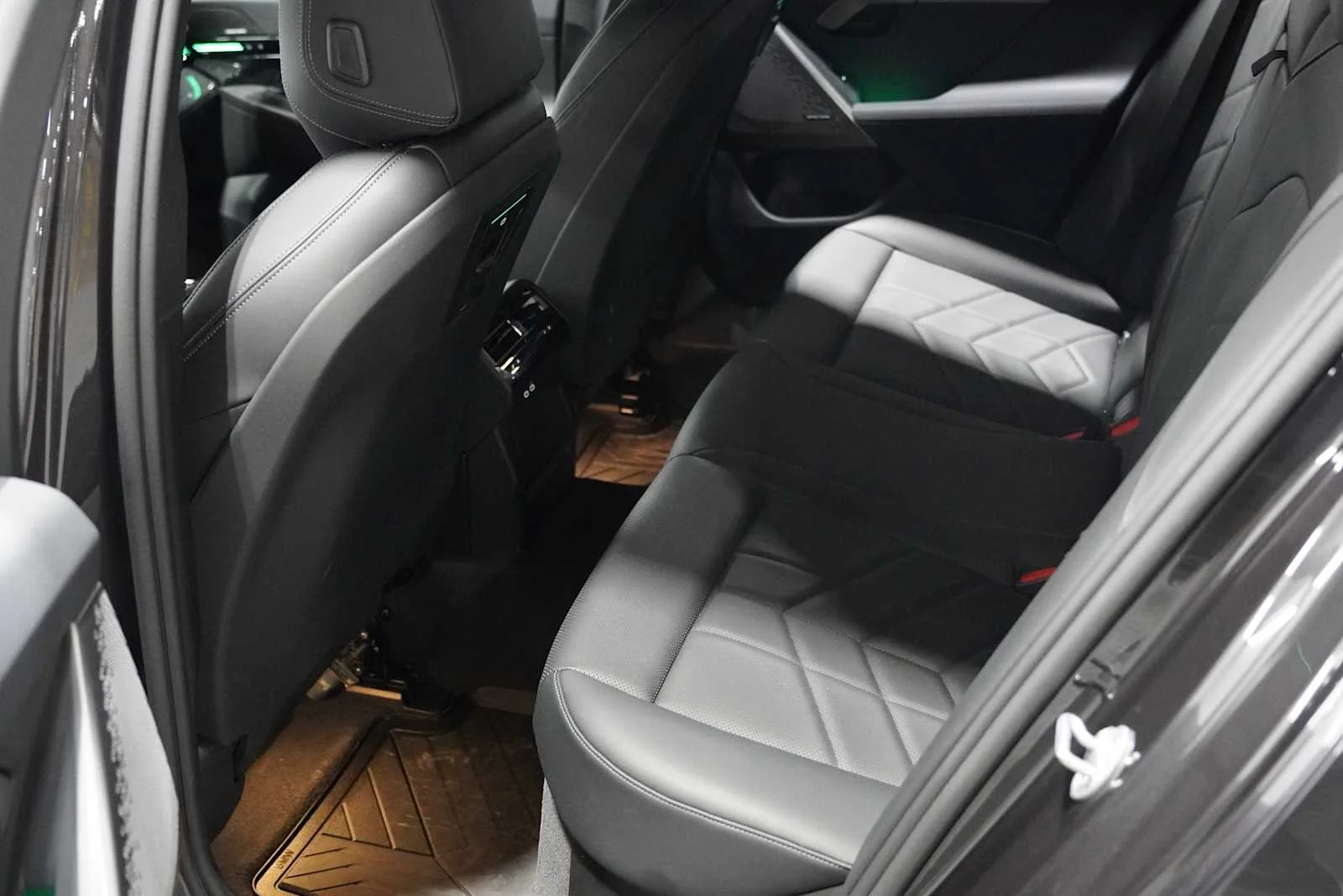 Used 2025 Dark Graphite Metallic BMW 530i image 23