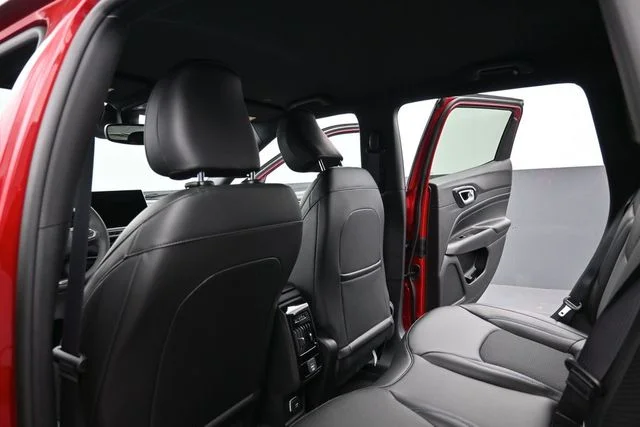 New 2026 Red Hot Pearl-Coat Exterior Paint Jeep Latitude image 24