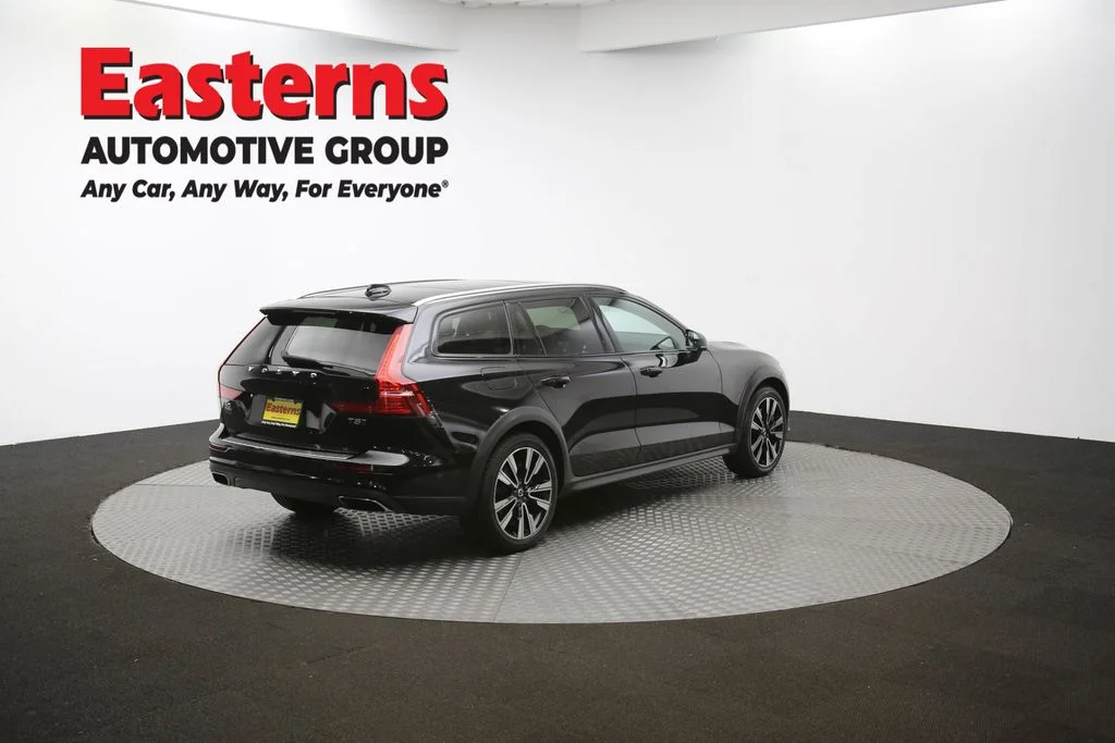 Used 2022 Black Volvo T5 image 39