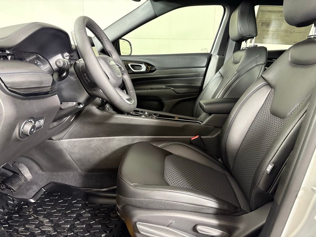 New 2026 Silver Zynith Metallic Clearcoat Jeep Latitude image 20
