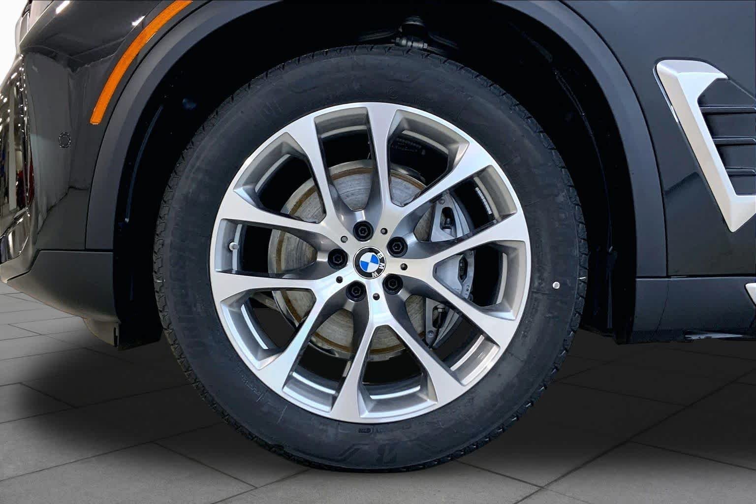 New 2026 Black Sapphire Metallic BMW xDrive40i image 11
