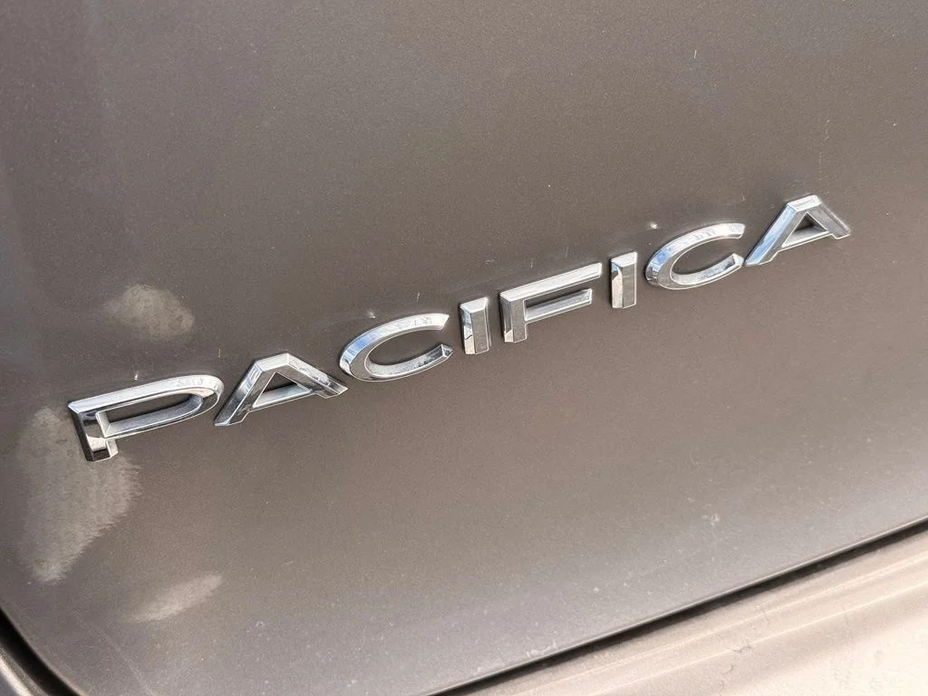 Used 2017 Molten Silver Chrysler Touring image 9