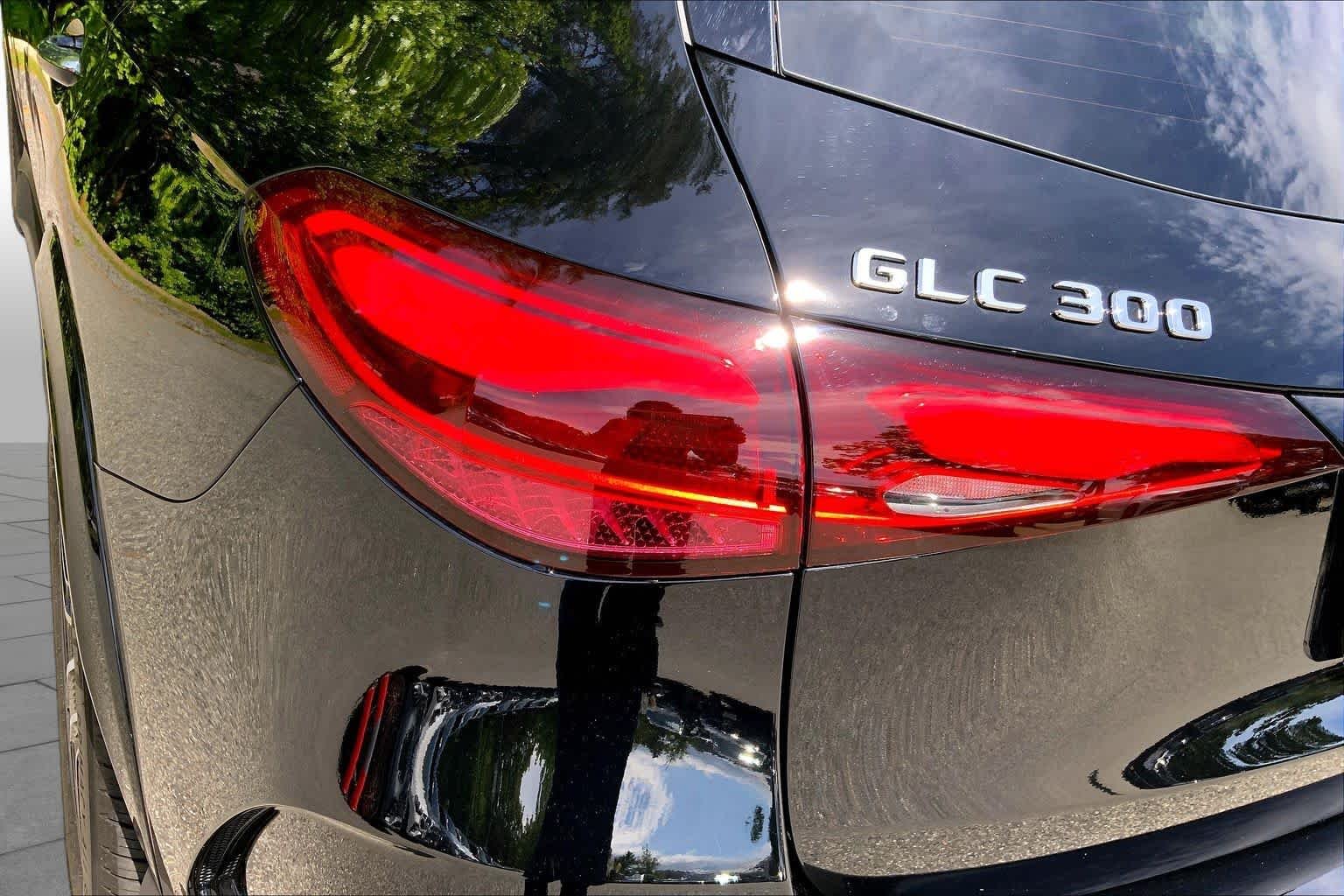 Used 2024 Black Mercedes-Benz GLC 300 image 28