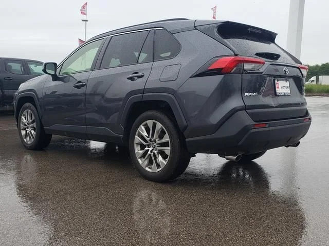 Used 2019 Gray Toyota XLE Premium image 8