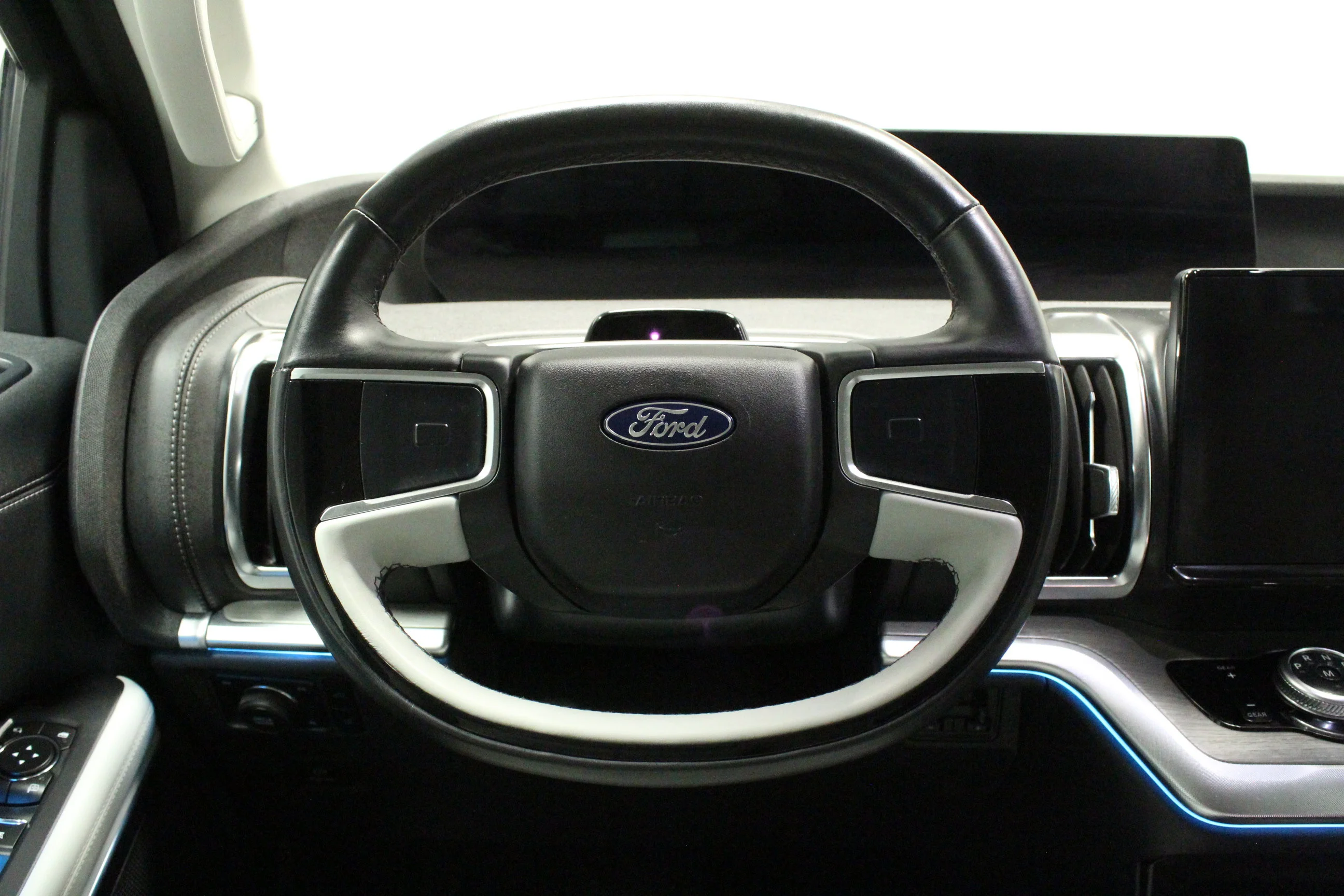 Used 2025 Black Metallic Ford Platinum image 25