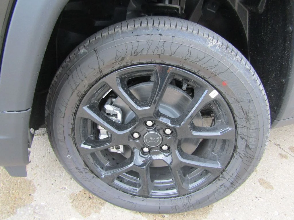 New 2026 Diamond Black Crystal Pearlcoat Jeep Latitude image 26