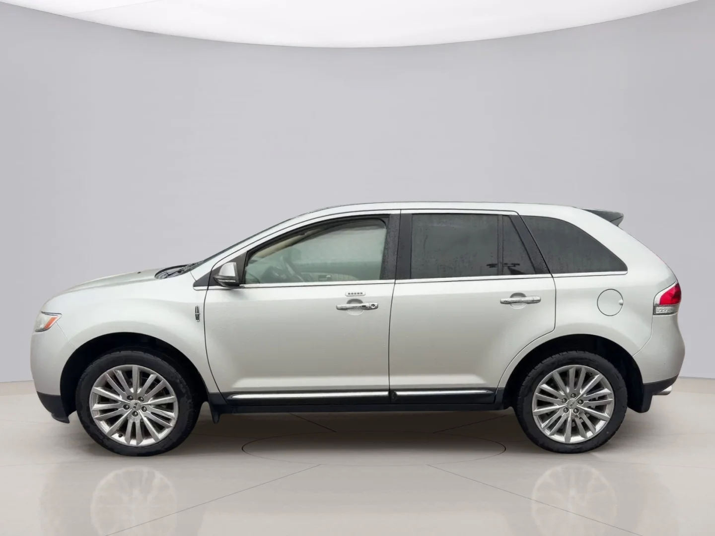 Used 2013 Silver Lincoln AWD image 2