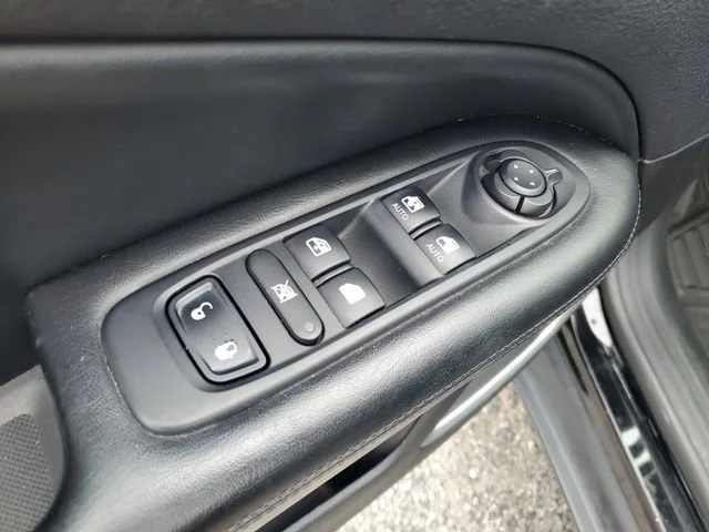 Used 2018 Diamond Black C Jeep Altitude image 9