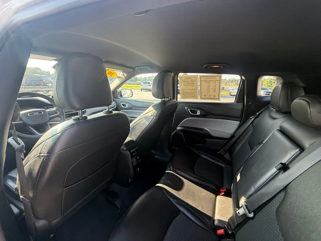 Used 2024 White Jeep Latitude image 22