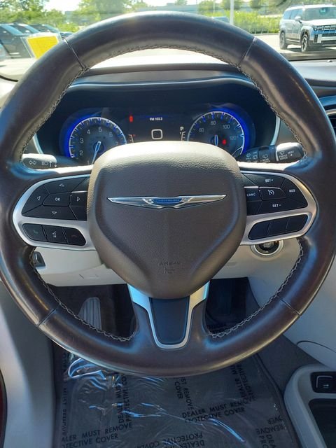 Used 2019 Velvet Chrysler Touring L Plus image 28