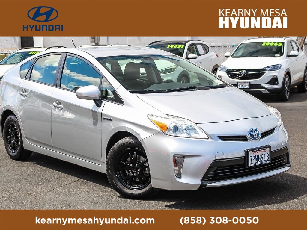 2015 Toyota Prius Two's photo