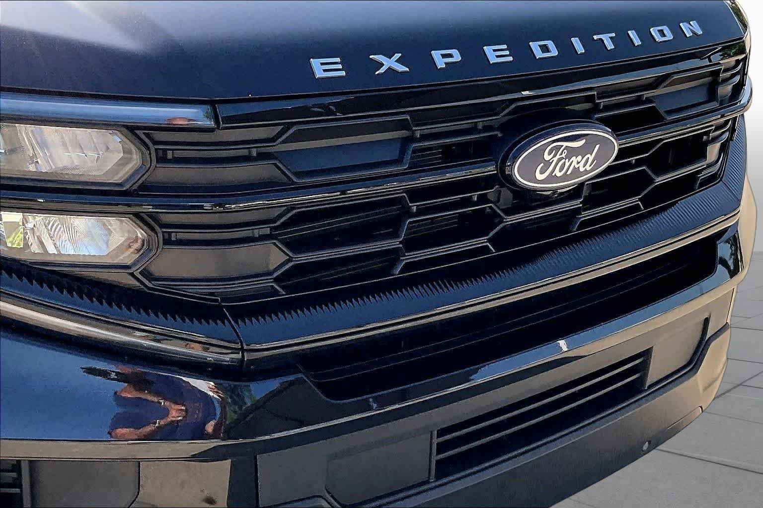 Used 2025 Agate Black Metallic Ford Active image 29