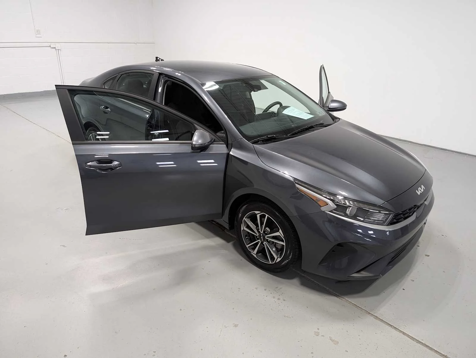 Used 2023 Gravity Gray Kia LXS image 16
