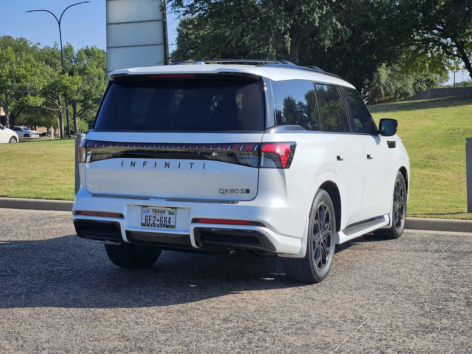 New 2027 RADIANT WHITE INFINITI Sport 4WD image 4