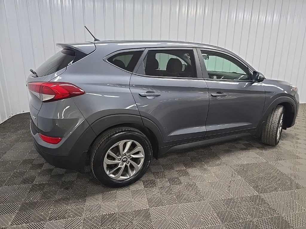 Used 2018 Gray Hyundai SE image 3
