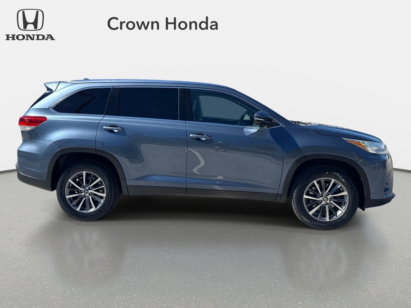 Used 2019 Shoreline Blue Pearl Toyota XLE image 5