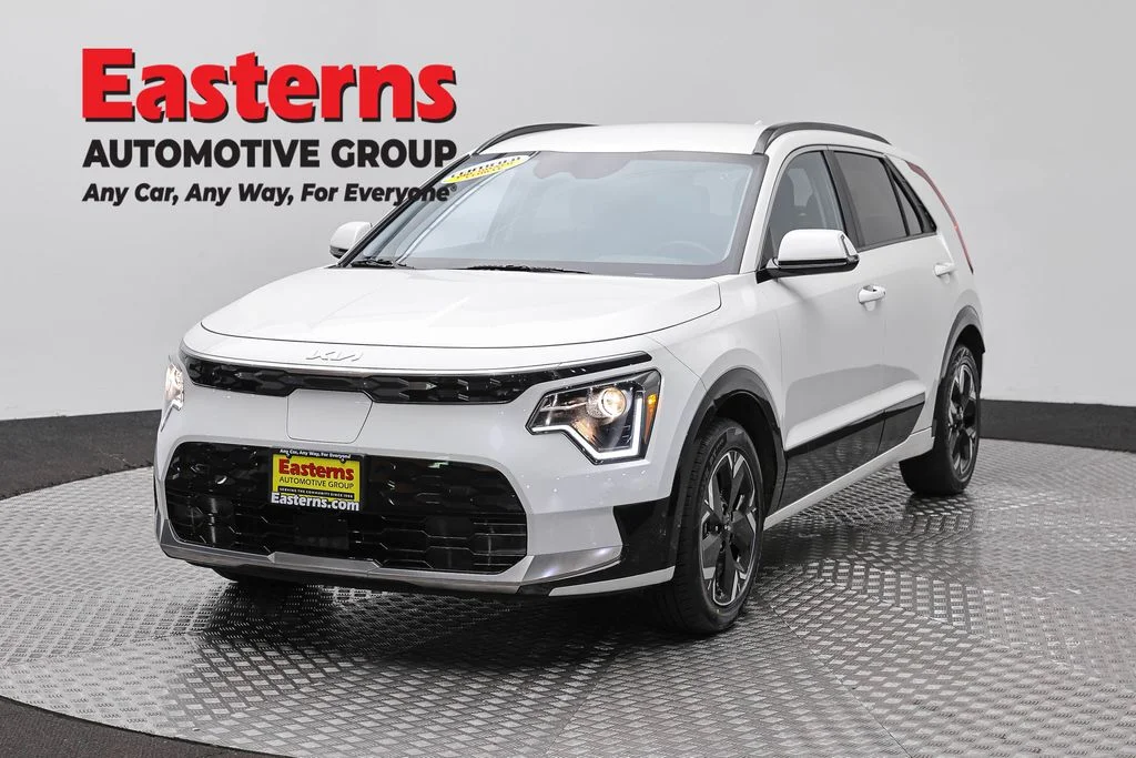 Used 2024 White Kia Wind image 1