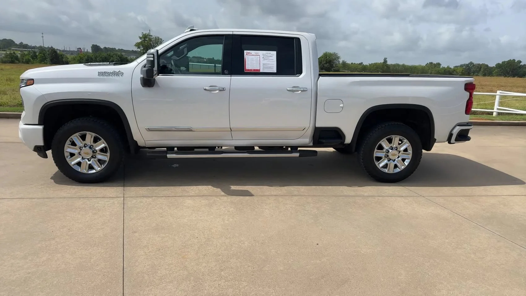 Used 2024 Pearl Chevrolet High Country image 4