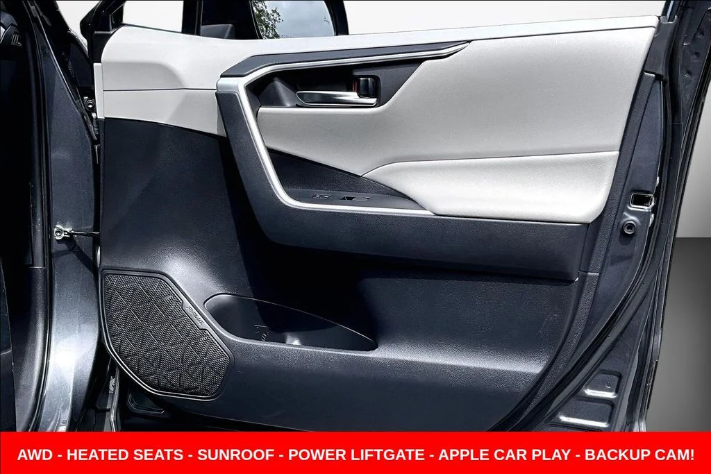 Used 2020 Gray Toyota XLE Premium image 27