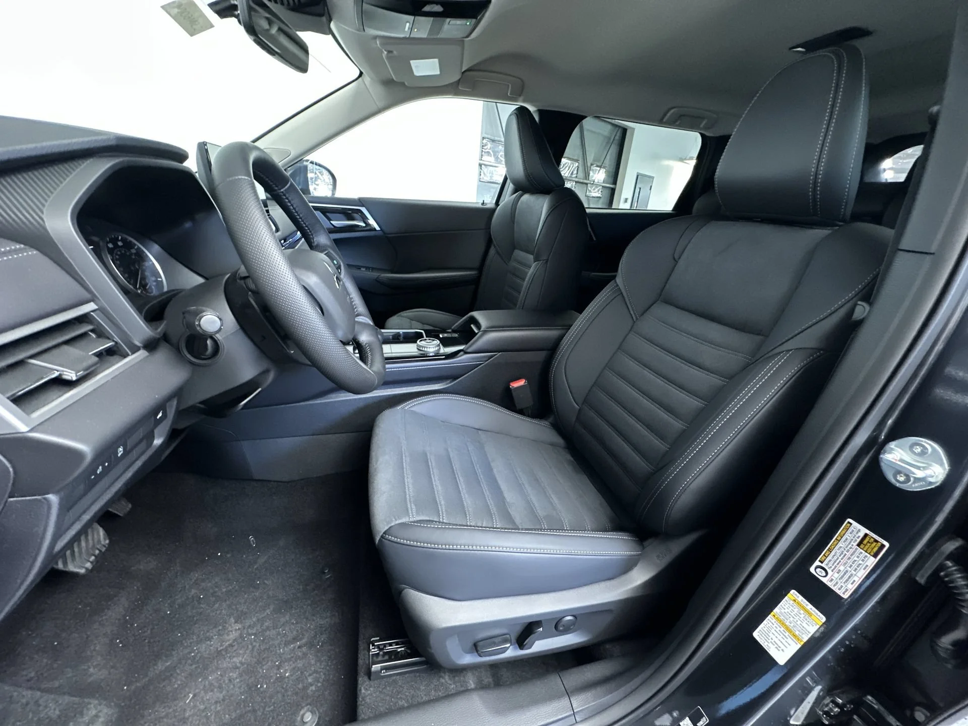 New 2026 Graphite Gray Mitsubishi SE image 12
