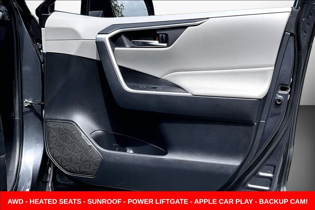 Used 2020 Gray Toyota XLE Premium image 27