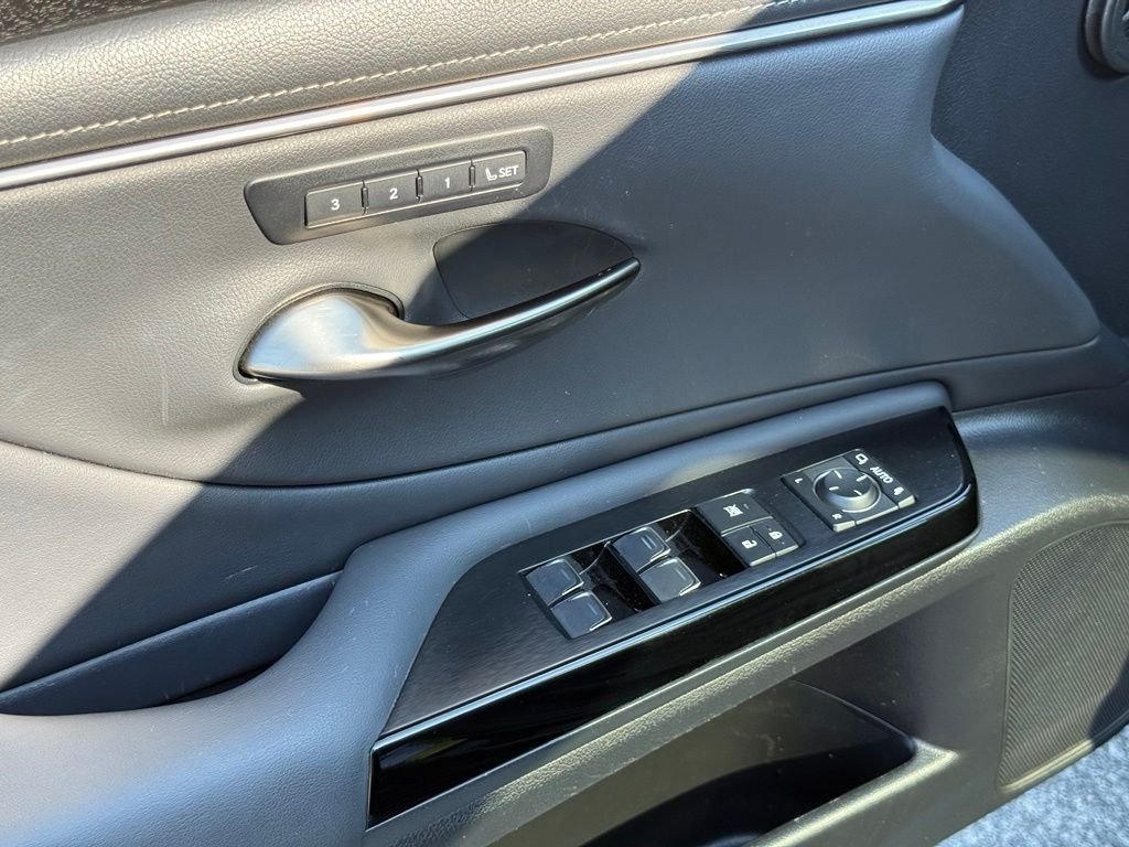 Used 2023 Black Lexus 350 image 18