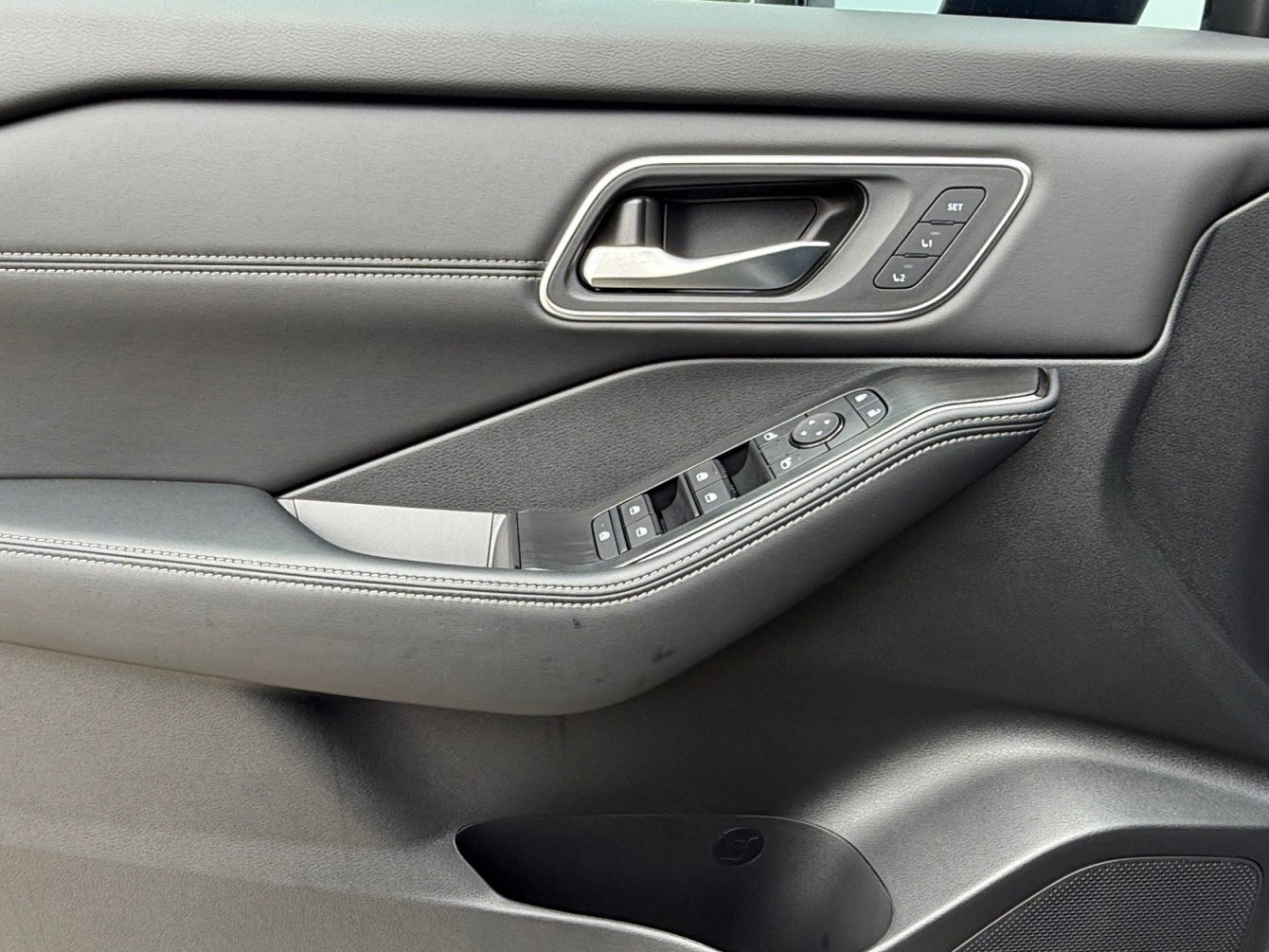 New 2026 Champagne Silver Metallic Nissan Platinum image 32