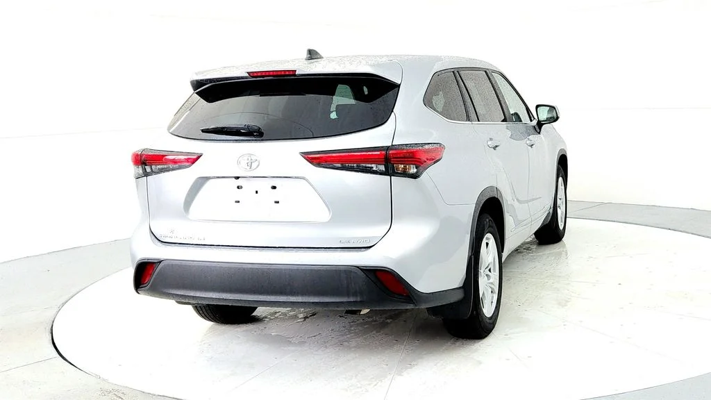 Used 2023 Silver Toyota LE image 5