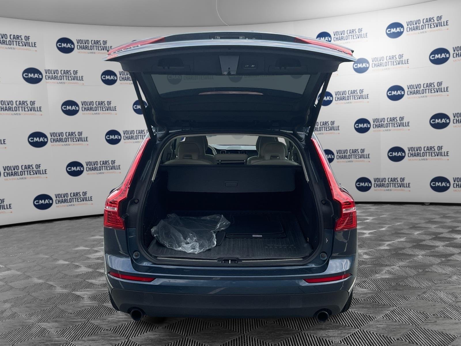 Used 2018  VOLVO T6MOMENTUM image 11