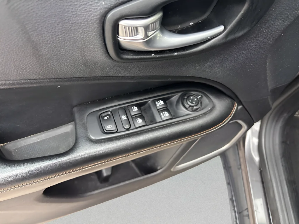 Used 2021 Crystal Metallic Jeep Latitude image 23