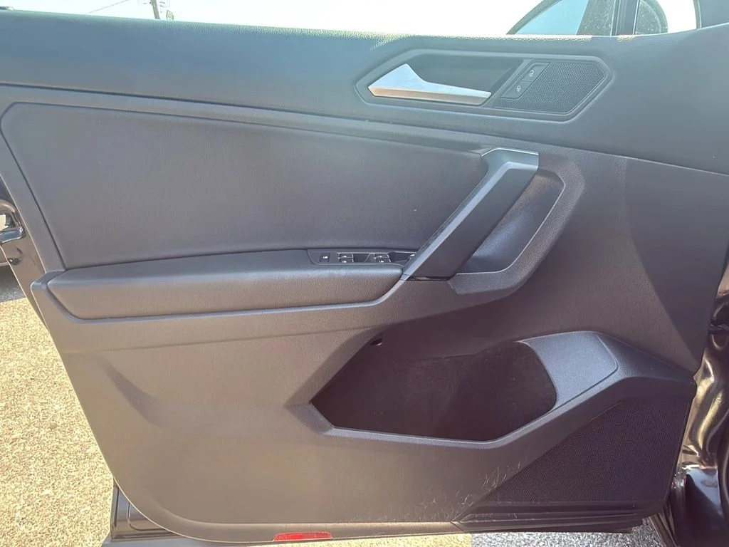 Used 2019 Deep Black Pearl Volkswagen SE image 9