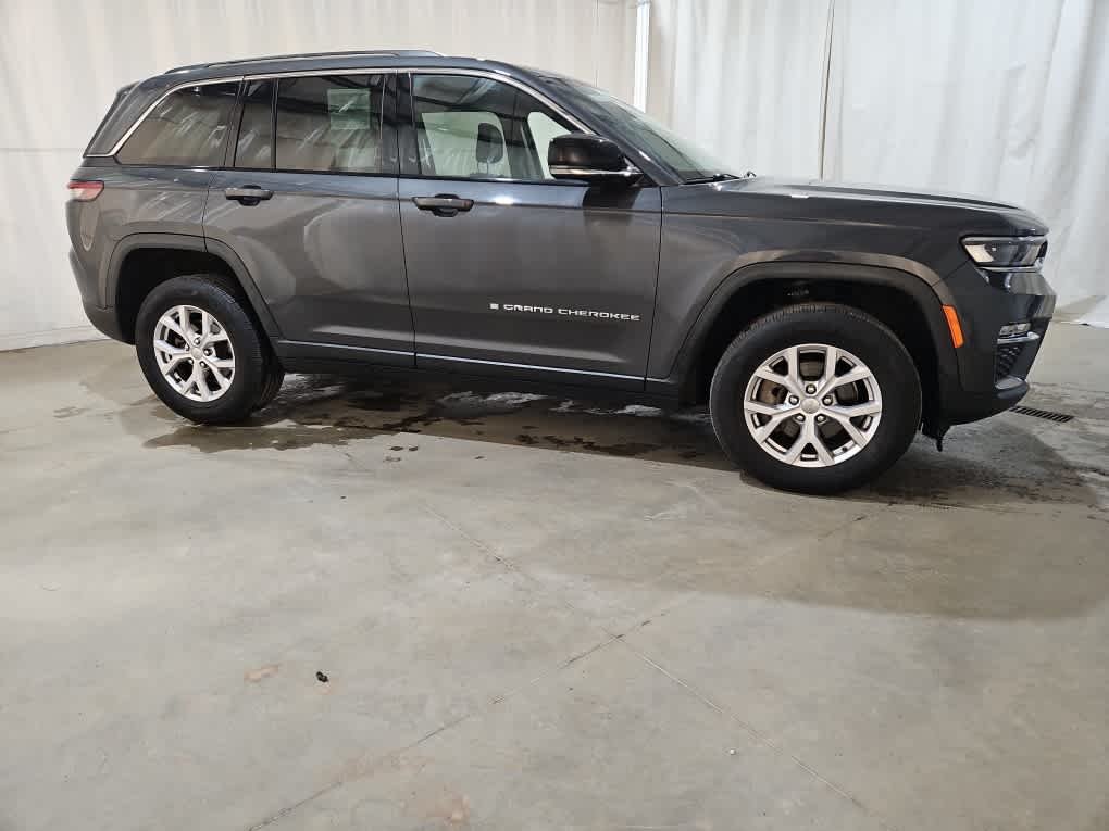Used 2022 Metallic Jeep Limited image 7