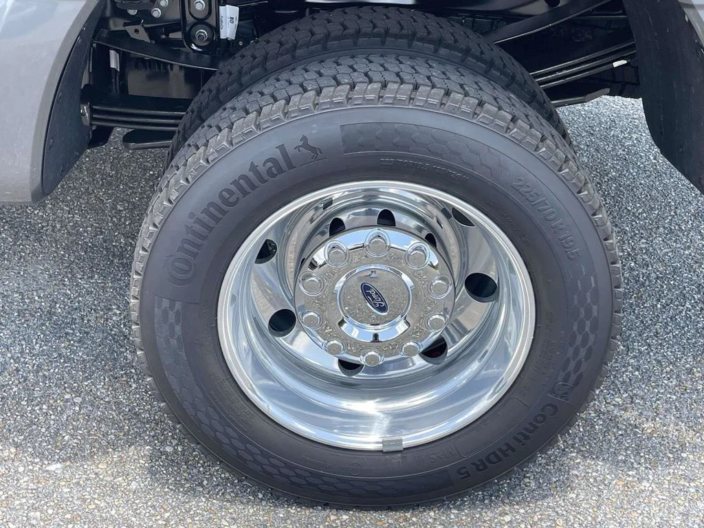 New 2026 Gray Ford Platinum image 9
