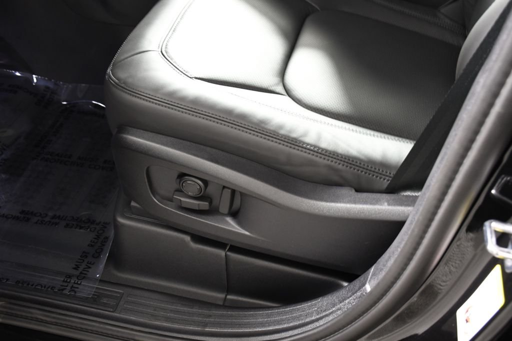 New 2026 Santorini Blk Land Rover X-Dynamic SE image 16
