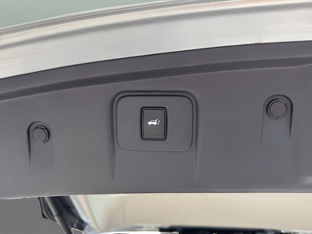 Used 2018 Brilliant Silver Metallic Nissan SL image 23