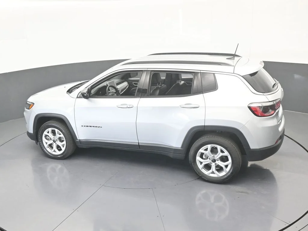 Used 2025 Silver Zynith Metallic Clearcoat Jeep Latitude image 18