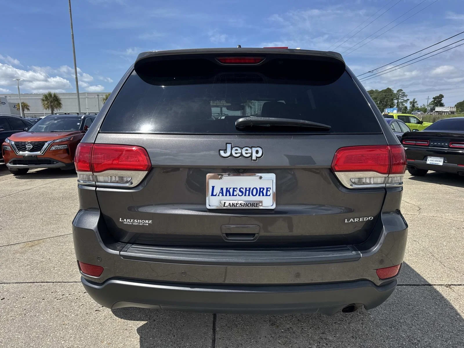 Used 2019 Granite Crystal Metallic Clearcoat Jeep Laredo E 4x2 image 6