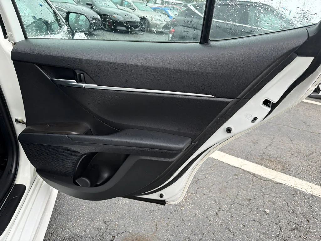 Used 2022 White Toyota SE Nightshade image 16