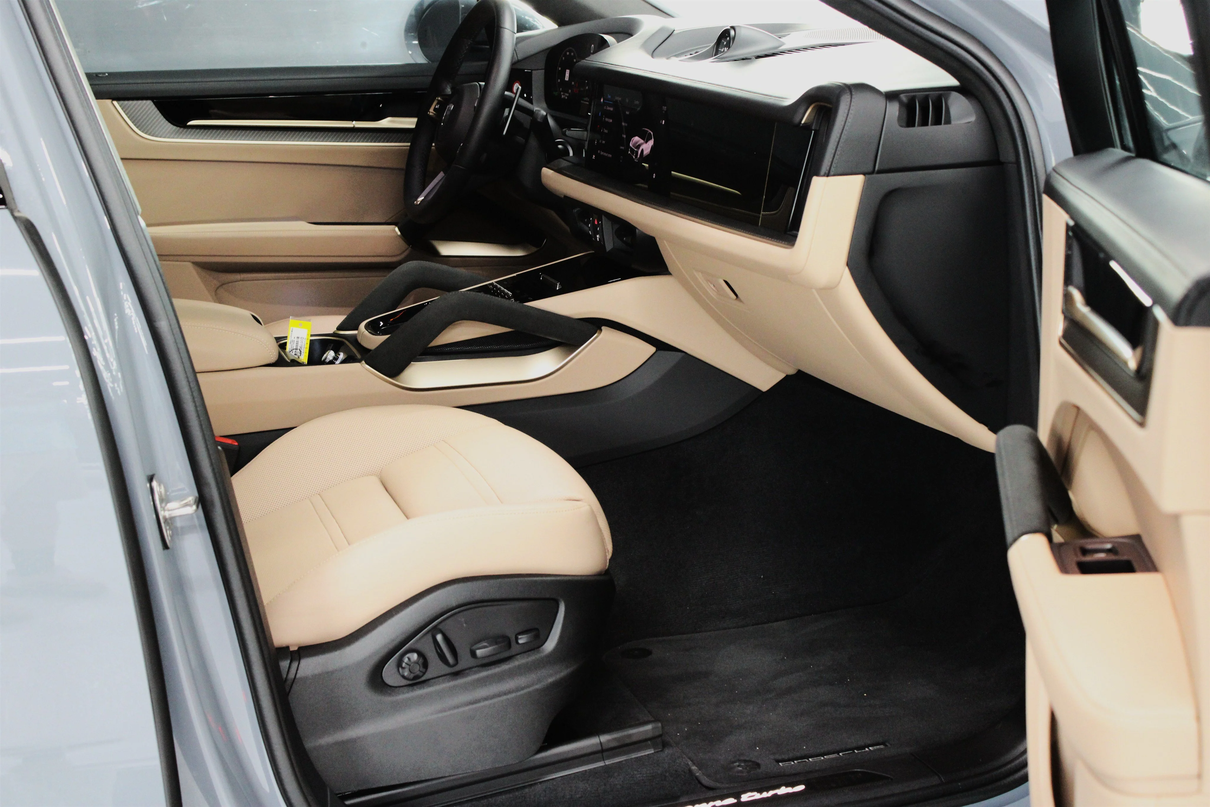 2025 Porsche Cayenne Coup Turbo E-Hybrid - Photo 30