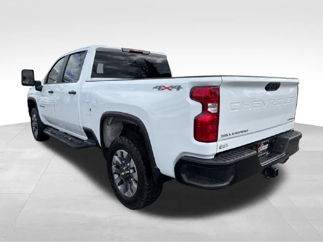 Used 2022 White Chevrolet Custom image 5
