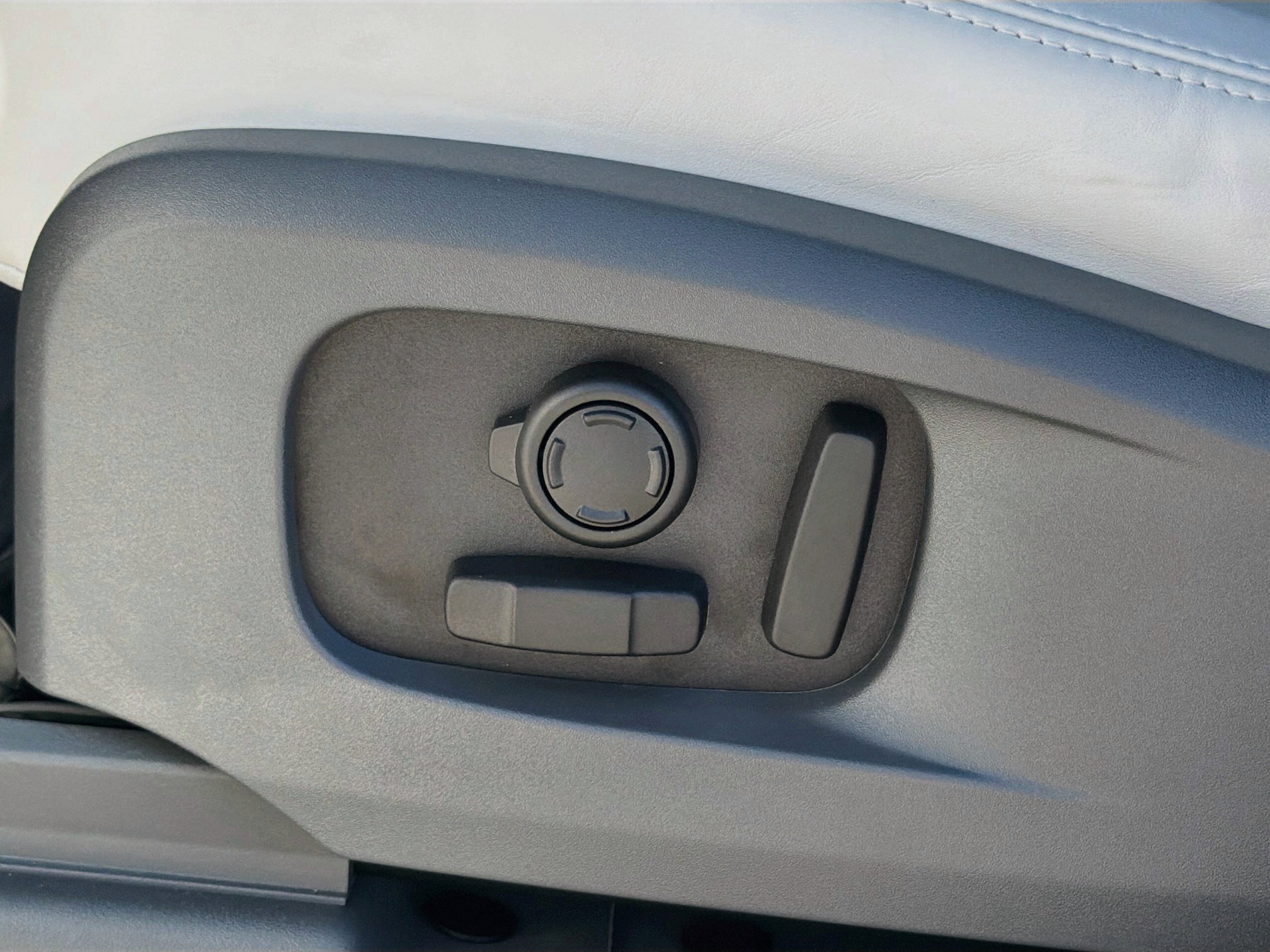 New 2026 Fuji White Land Rover X-Dynamic SE image 24
