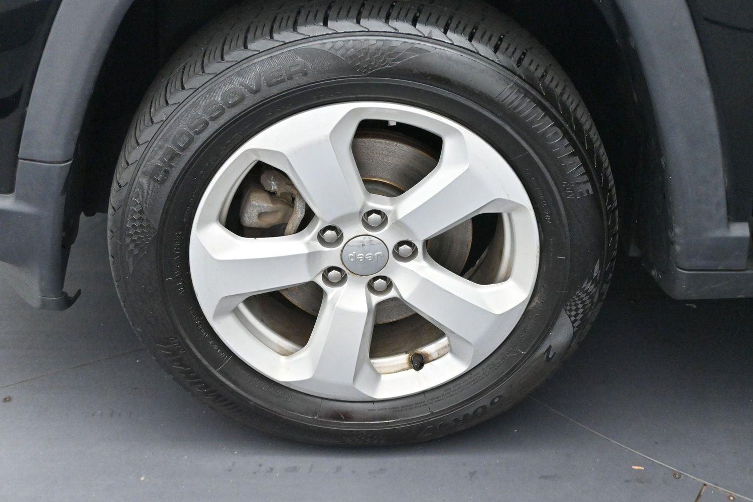 Used 2018 Diamond Black Crystal Pearlcoat Jeep Latitude image 31