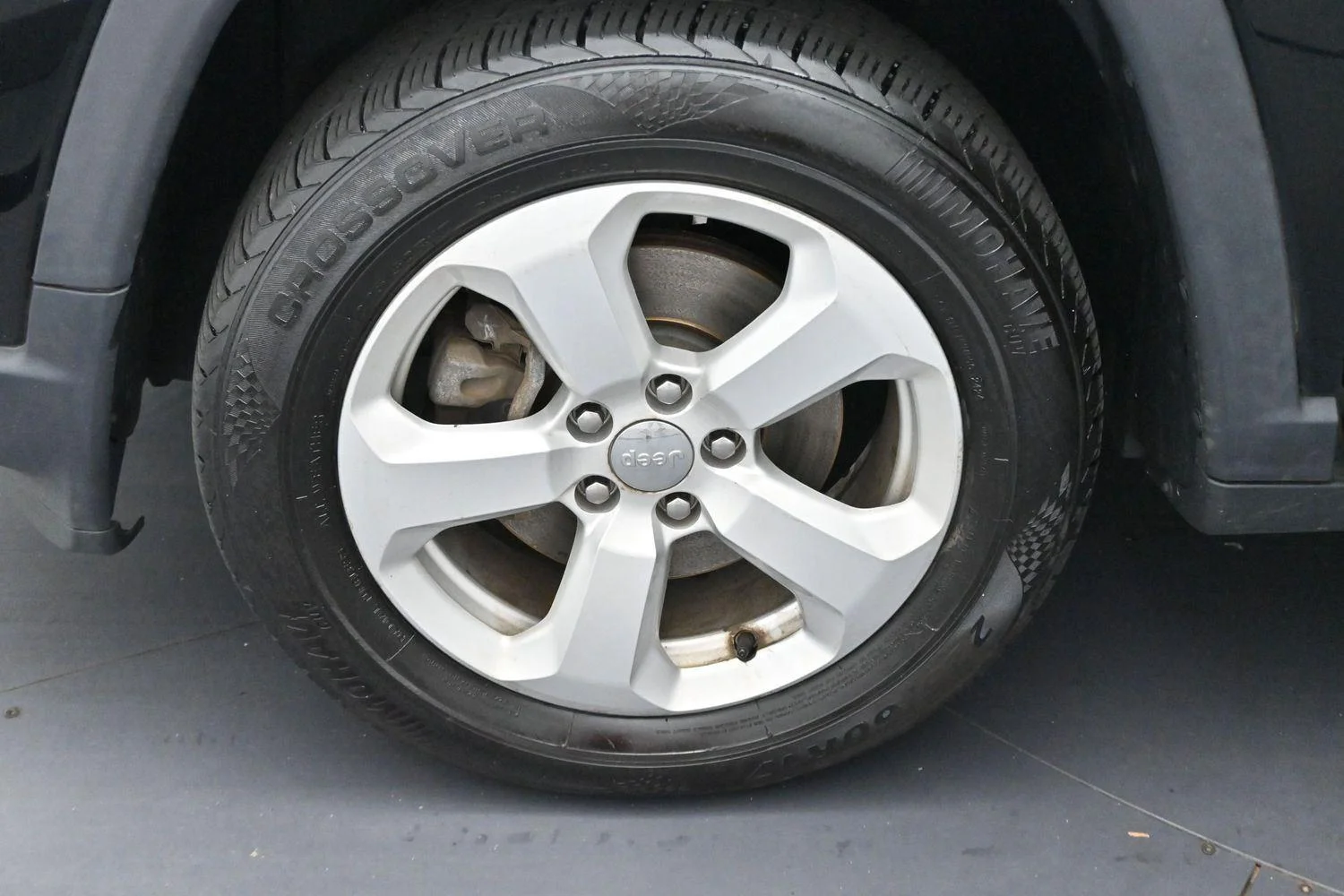 Used 2018 Diamond Black Crystal Pearlcoat Jeep Latitude image 31